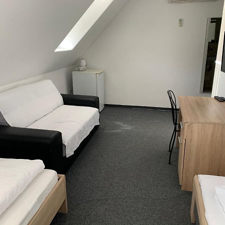 Penzion Holiday Trnava Extérieur photo