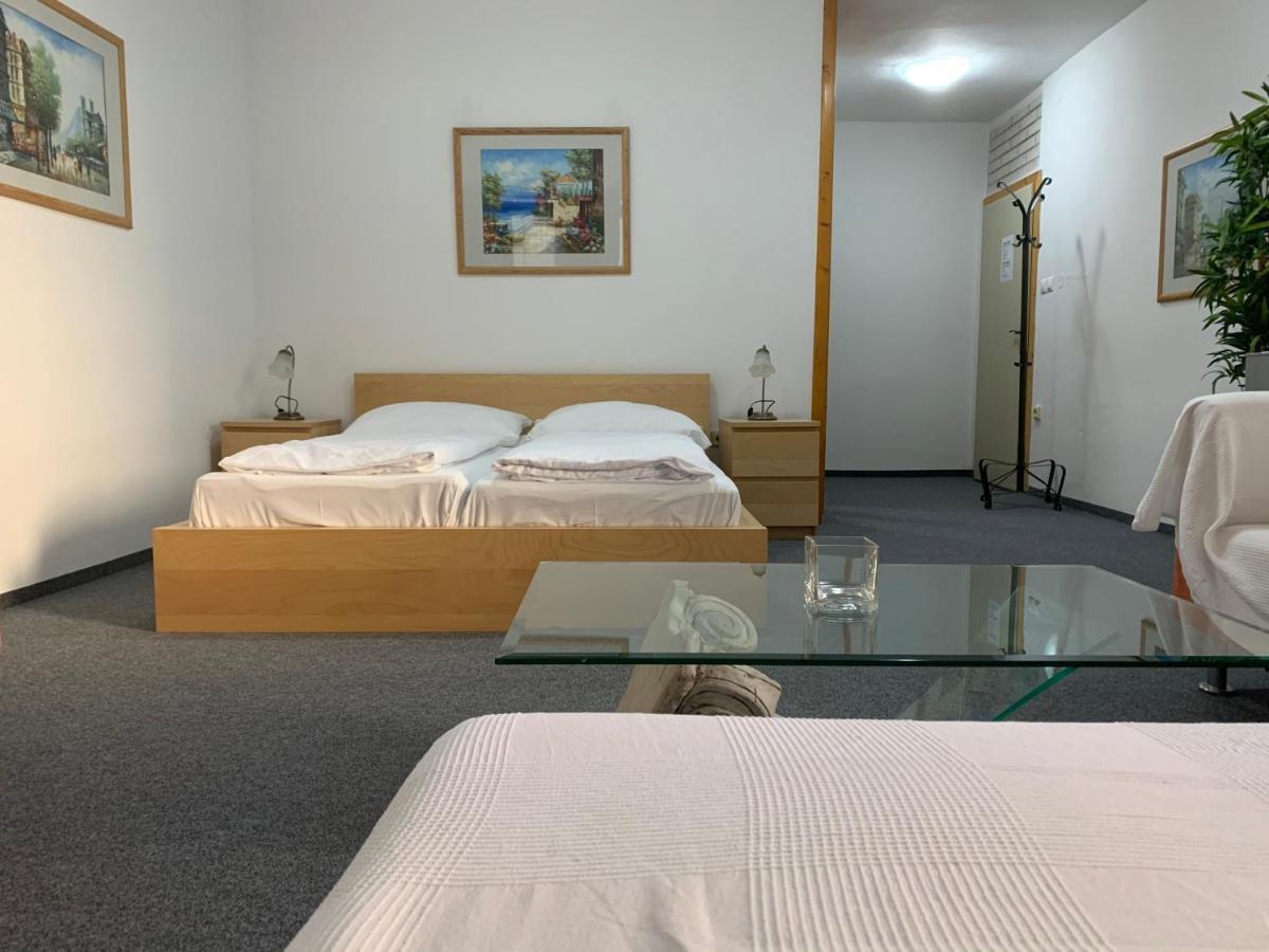 Penzion Holiday Trnava Extérieur photo